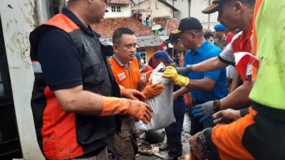 Danlantamal III Kerja Bakti Bersama Gubernur DKI Jakarta, pasca Banjir diJaktim