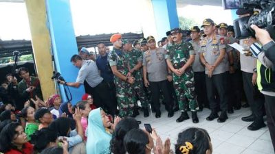 Kapolri dan Panglima TNI berikan Bansos sekaligus tinjau lokasi Korban Banjir di wilayah Jakarta Pusat
