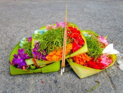 Canang Sari, Makna Yang Dalam Lebih Dari Dari Sebuah Persembahan.