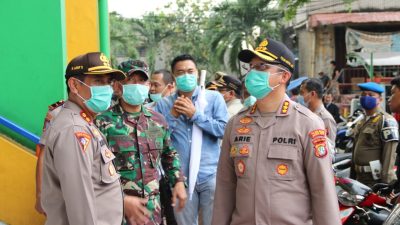 Kapolres Jaktim Berikan Himbauan Kepada Pedagang dan Pengunjung di Pasar Pramuka Terkait Virus Covid-19