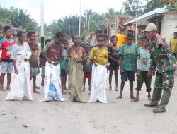 Prajurit TNI Hibur Anak-Anak di Pedalaman Papua
