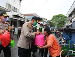 Polres Majalengka Bagi Sembako Dan Masker Untuk Tukang Becak Terdampak Covid-19