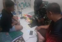 Lagi Babinsa Sukaluyu Anggota Koramil 0411/Telukjambe, Kodim 0604/Karawang,Lakukan Penggerebekan Terhadap Terduga Pengedar Obat Keras Tertentu (OKT)
