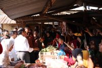 Kegembiraan Para Pedagang Berinteraksi dengan Prabowo Saat Dampingi Jokowi Blusukan di Pekalongan