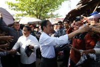 Kegembiraan Para Pedagang Berinteraksi dengan Prabowo Saat Dampingi Jokowi Blusukan di Pekalongan
