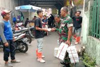 Babinsa Koramil 05/Tanah Abang Kodim 0501/Jakarta Laksanakan Kegiatan Kumar Berkah di Kelurahan Karet Tengsi