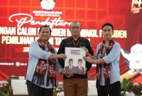 Prabowo Rangkul Gibran Usai Pidato: Paten kan Cawapres Pilihan Aku?