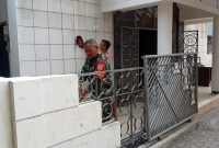 Sabtu Kasih Sayang, Para Personil Koramil 0406/Cikampek Lakukan Bersih-Bersih Di Gereja