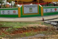 JALAN LINGKUNGAN (JALING) RUSAK  DAMPAK DARI AKTIFITAS ALAT BERAT DI PROYEK NORMALISASI SALURAN SEKUNDER & DI DUGA JUGA TANAH HASIL GALIAN NYA DI JUAL BELIKAN