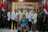 Prabowo Terharu saat Sungkem ke Istri Alm. dr. H. Sadjiman