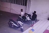 Aksi Maling Motor Terekam CCTV, Di Depan Alfamart Area Imam Bonjol Sampang