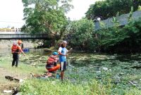 KERJA BAKTI BERSAMA PENANGULANGAN SAMPAH DI JEMBATAN KOMPLANG KEC BANJARSARI ,KOTA SURAKARTA DUKUNG PIALA DUNIA U-17