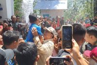 Prabowo Menggendong Anak-Anak Desa Pamubulan Sembari Bermain Air di Desa Pamubulan