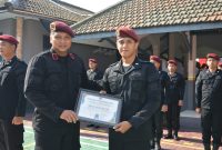 KEJAYAAN GEMILANG, KARUTAN BERIKAN SERTIFIKAT PENGHARGAAN KEPADA PETUGAS KESATRIA KEMPO RUTAN BANGIL