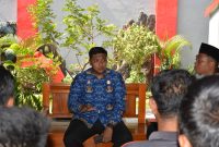 PASTIKAN KEBERSIHAN LINGKUNGAN, KARUTAN BANGIL BERIKAN PENGARAHAN KEPADA PETUGAS DAN TAMPING