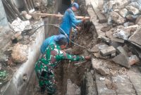 Babinsa Koramil 05/Tanah Abang Melaksanakan Kerja Bakti Bersama Suku Dinas Tata Air