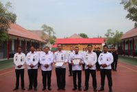 Apel Pagi, 2 Petugas Teladan Lapas Kelas IIB Pasuruan Berani Tatag Memperoleh Penghargaan