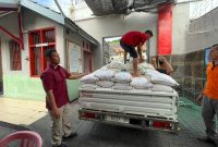 QUALITY KONTROL BAHAN MAKANAN, RUTAN BANGIL LAKUKAN PENERIMAAN BERAS DAN PENGECEKAN SESUAI STANDART KELAYAKAN