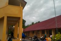 H.Jatmo Kepala Sekolah SDN Kemiri V Bersama Korwil Pendidikan Kecamatan Jayakerta Resmikan Gedung Baru Yang Telah Rampung Dibangun.