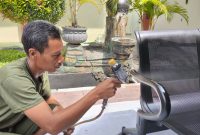 Perbaikan Fasilitas, WBP Rutan Bangil Kanwil Kemenkumham Jatim Lakukan Pengecatan Kursi Tunggu