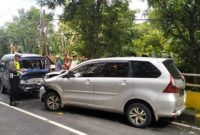 Melarikan Diri, Pasca Menabrak Mobil Carry Di Jalan Raya Moktesareh Kedungdung Sampang