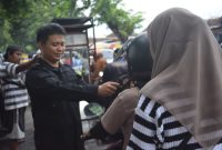 Tebar Kebaikan, Rutan Bangil Kanwil Kemenkumham Jatim Bersama DWP Bagikan Ratusan Takjil Kepada Masyarakat