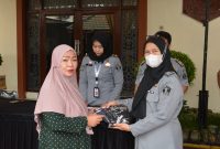 Peningkatan Spiritualitas, Rutan Bangil Kanwil Kemenkumham Jatim Bagikan Busana Muslim Kepada Seluruh WBP