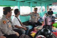 Jumpai Pemudik Perahu, Kapolres Beri Tiket Gratis Tujuan Cilincing-Muara Gembong