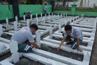 Bakti Sosial, Rutan Bangil Kanwil Kemenkumham Jatim Bersihkan TMP Kusuma Bangsa Peringatan HBP Ke-60