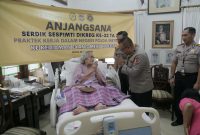 SERDIK SESPIMTI POLRI KUNJUNGI IBU MERY HOEGENG