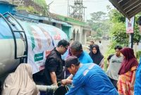 “Krisis Air Bersih Teratasi, Paslon Berkumis No. 2 Bantu Warga Kampung Marga, Ciakar “