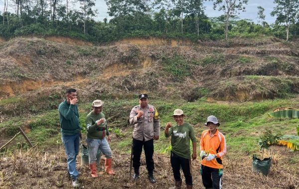 Dukung Program Ketahanan Pangan Bhabinkamtibmas Polsek Loa Janan Siap Dampingi Petani