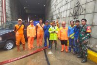 Babinsa Koramil 03/Senen Bersama Sudin Bina Marga dan PPSU Laksanakan Pengurasan Genangan Air di Underpass
