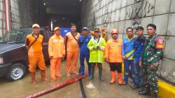 Babinsa Koramil 03/Senen Bersama Sudin Bina Marga dan PPSU Laksanakan Pengurasan Genangan Air di Underpass