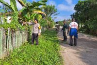 Menjalin Keakraban Dengan Warga, Bhabinkamtibmas Ikuti Gotong Royong Di Desa Binaan