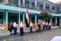 Police Goes to School Polsek Cipondoh di Sekolah Menengah Pertama Nurul Hikmah tentang pentingnya menjaga keamanan dan ketertiban di lingkungan sekolah