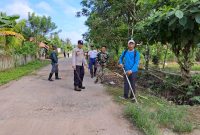 Menjalin Keakraban Dengan Warga, Bhabinkamtibmas Ikuti Gotong Royong Di Desa Binaan