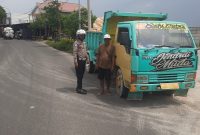 Berpotensi Membahayakan Pengguna Jalan, Satlantas Polres Sampang Tertibkan Dump Truk Pengangkut Material Dengan Bak Terbuka