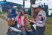 Ops Keselamatan Mahakam 2025, Sat Lantas Polres Kukar Tegur Pelanggar Lalulintas