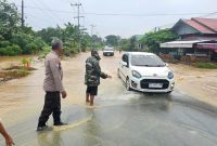 Sigap Bencana, Personil Polsek Samboja Hadir Berikan Pelayanan Di Tengah Banjir