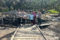 Polres Kutai Kartanegara Berikan Bantuan Sembako kepada Korban Kebakaran Rumah di Desa Gunung Sari