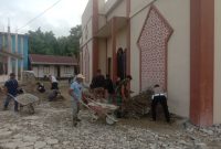 TNI dan POLRI Bersinergi Bersama Masyarakat Kembang Janggut Gotong Royong Bersihkan Temoat Ibadah
