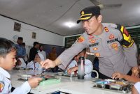 Dukung Program Pemerintah, Kapolres Kukar Ikuti Pemberian MBG kepada Siswa-Siswi SD di Tenggarong