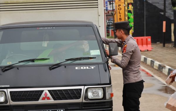 Beri Takjil Ke Pengguna Japan, Polres Kutai Kartanegara Berbagi Kebahagiaan di Bulan Suci Ramadhan