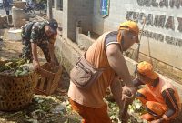 Babinsa Koramil 07/Kemayoran Laksanakan Kerja Bakti Pembersihan Sampah dan Grebek Lumpur