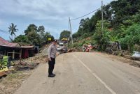 Antisipasi Kemacetan Akibat Longsor, Polsek Loa Janan Lakukan Pengamanan Lalu Lintas