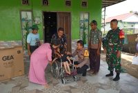 Setetes Kepedulian, Sejuta Harapan: Bhabinkamtibmas Loa Janan Ulu Dampingi Penyerahan Kursi Roda bagi Warga Disabilitas