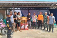 Bhabinkamtibmas Polsek Muara Kaman dan PMI Salurkan Bantuan untuk Warga Terdampak Banjir di Lebaho Ulaq