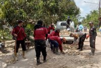 Dekatkan Diri dengan Warga, Bhabinkamtibmas Muara Jawa Gelar Gotong Royong Perbaiki Jalan Rusak