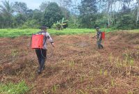 Sinergi TNI-Polri dan Masyarakat: Bhabinkamtibmas Polsek Sangasanga Ikut Andil Siapkan Lahan Ketahanan Pangan
